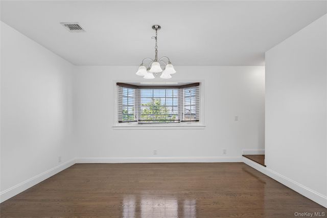8 Lee Gray Court, Glen Cove, NY 11542