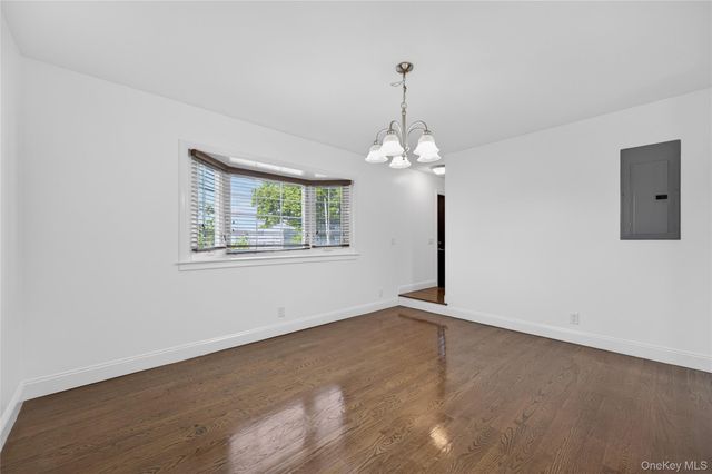 8 Lee Gray Court, Glen Cove, NY 11542