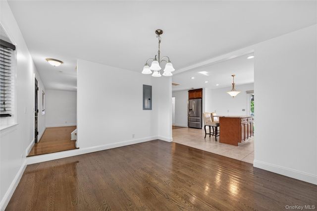 8 Lee Gray Court, Glen Cove, NY 11542