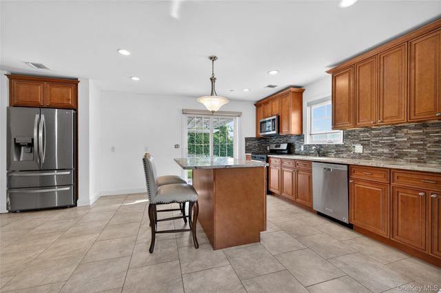 8 Lee Gray Court, Glen Cove, NY 11542