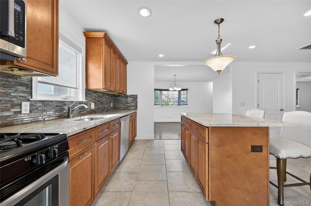 8 Lee Gray Court, Glen Cove, NY 11542