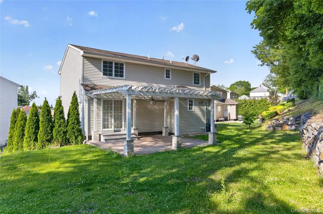 8 Lee Gray Court, Glen Cove, NY 11542