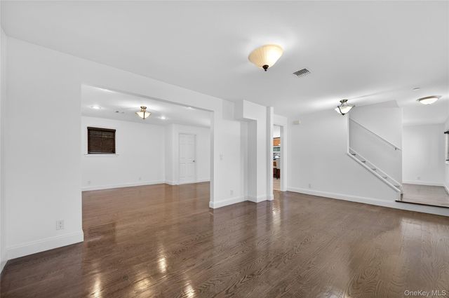 8 Lee Gray Court, Glen Cove, NY 11542