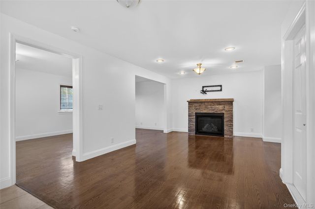8 Lee Gray Court, Glen Cove, NY 11542