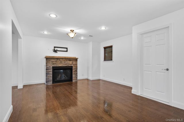 8 Lee Gray Court, Glen Cove, NY 11542