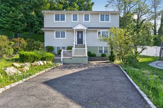 8 Lee Gray Court, Glen Cove, NY 11542