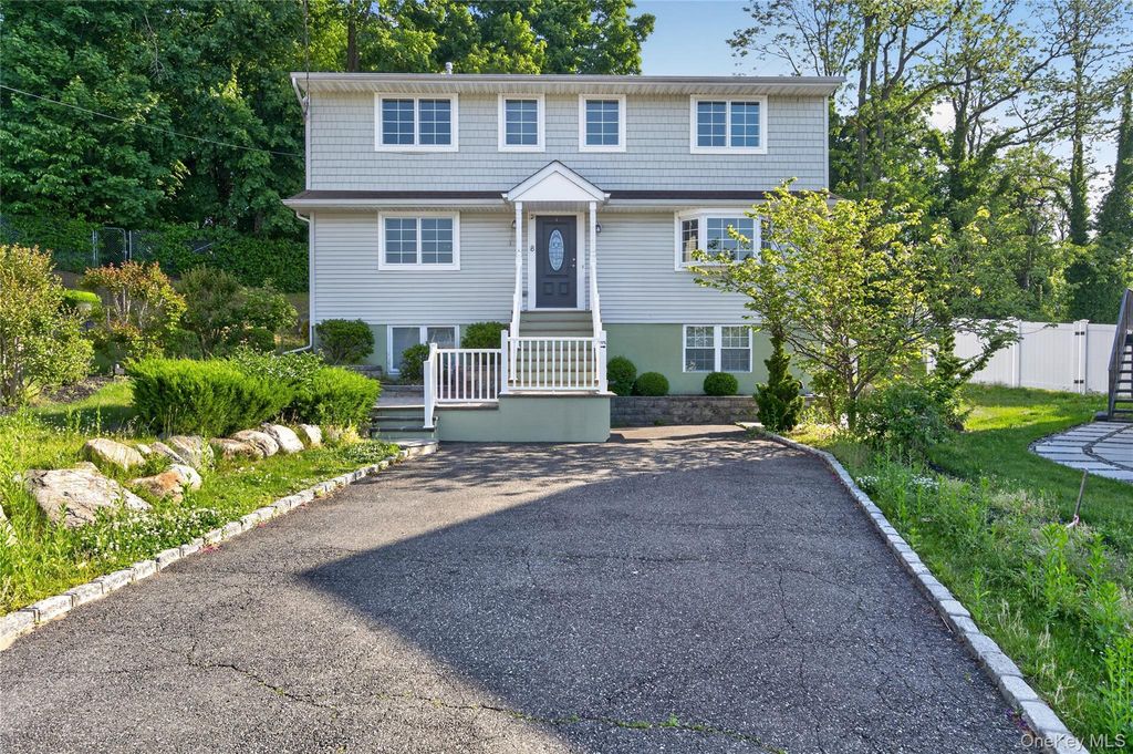 8 Lee Gray Court, Glen Cove, NY 11542