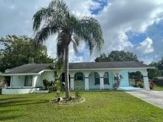 271 NE Faring Avenue, Port St Lucie, FL 34983