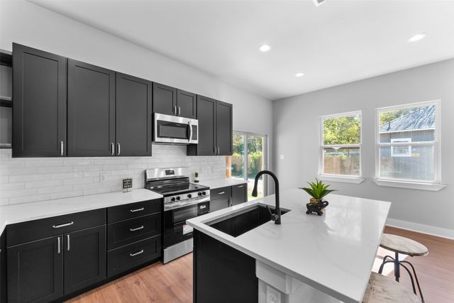 612 N Robinson Street, Cleburne, TX 76031