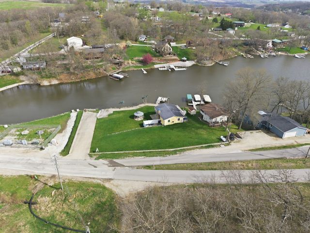 8314 Lakeshore Drive, Dexter, IA 50070
