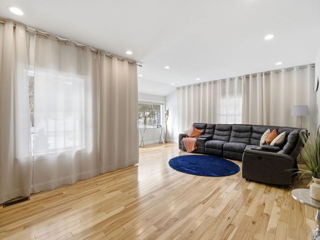 6 Wilshire Ln 6, Pelham, NH 03076