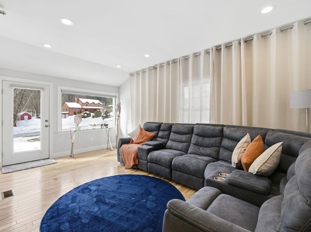 6 Wilshire Ln 6, Pelham, NH 03076