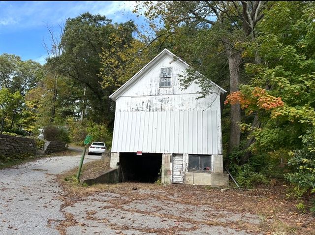 86 Main St, Douglas, MA 01516