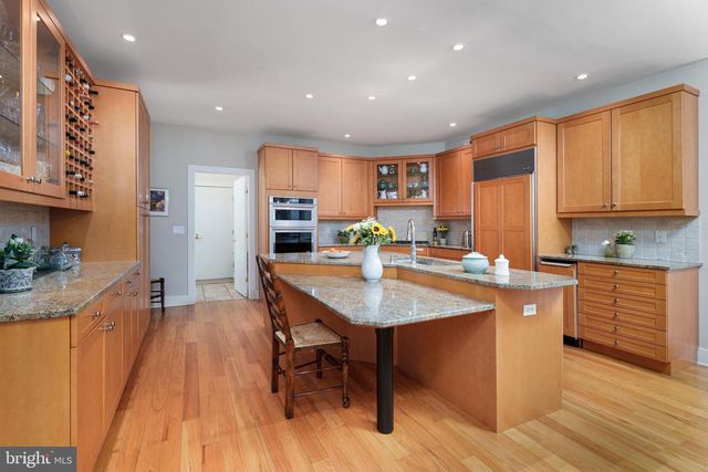 23 DERWENT DR, Princeton, NJ 08540