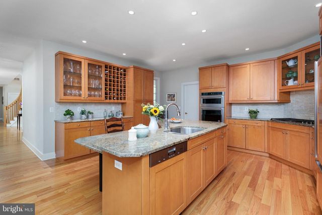 23 DERWENT DR, Princeton, NJ 08540