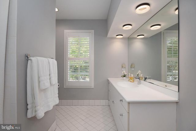 23 DERWENT DR, Princeton, NJ 08540