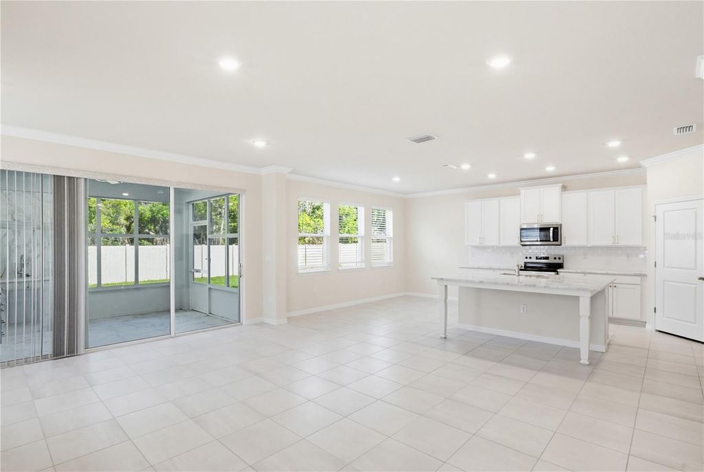 Image 12 of property listing at 813 161ST STREET E, Bradenton, FL 34212