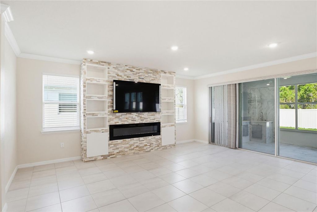 Image 6 of property listing at 813 161ST STREET E, Bradenton, FL 34212