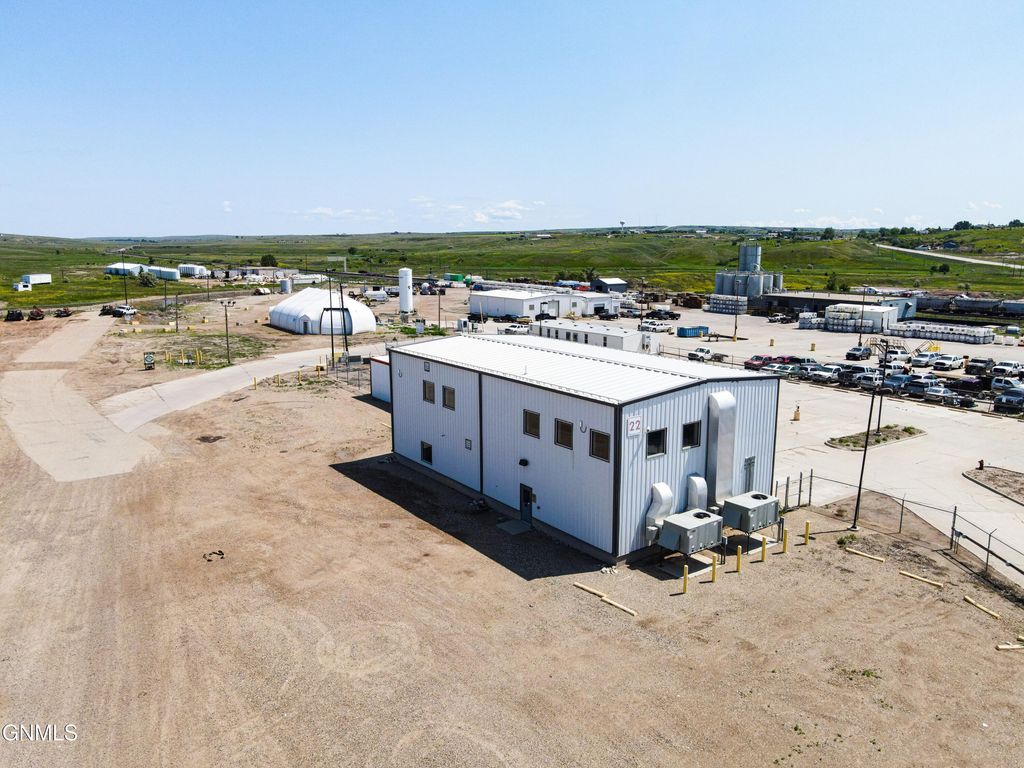 420 Halliburton Drive, Williston, ND 58801 photo 3