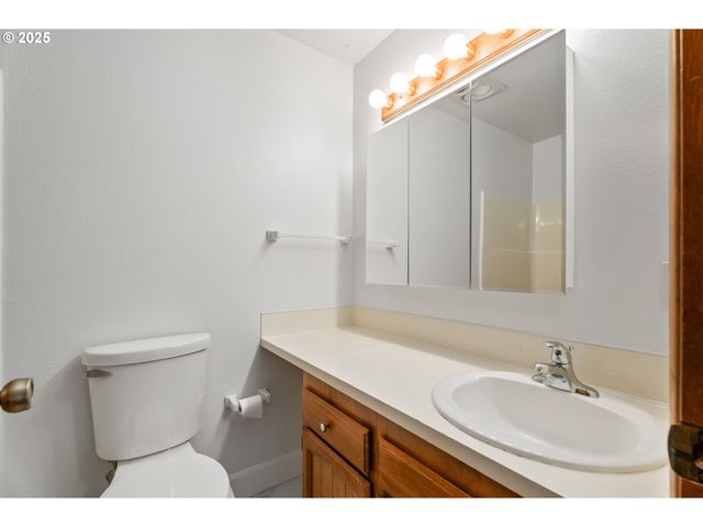 9 Ne SPYGLASS Loop, Roseburg, OR 97470