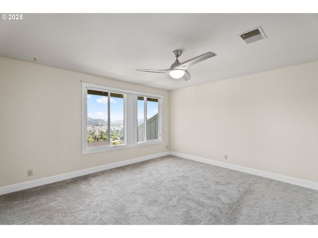 9 Ne SPYGLASS Loop, Roseburg, OR 97470
