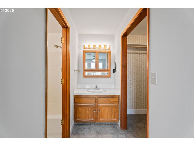 9 Ne SPYGLASS Loop, Roseburg, OR 97470