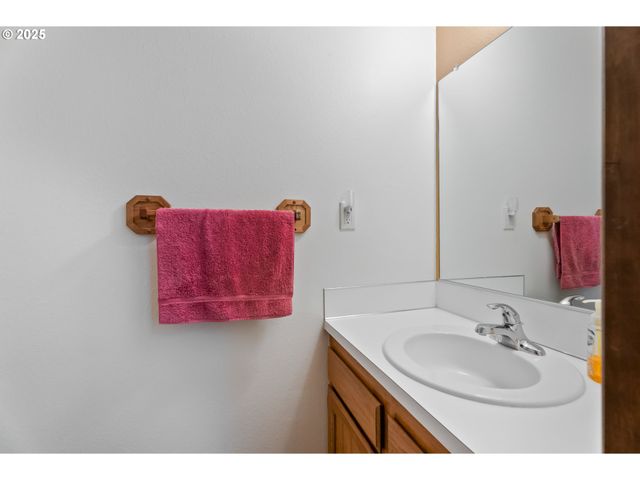 9 Ne SPYGLASS Loop, Roseburg, OR 97470