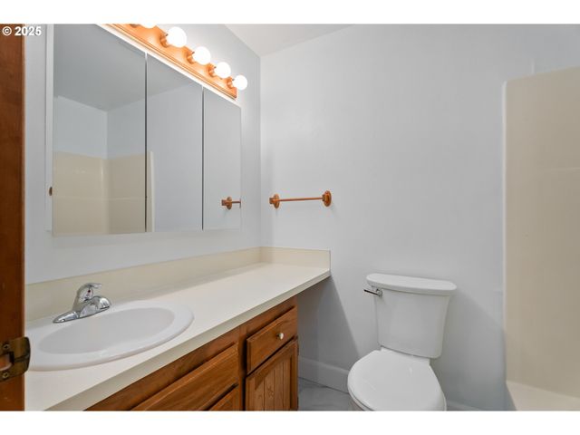 9 Ne SPYGLASS Loop, Roseburg, OR 97470
