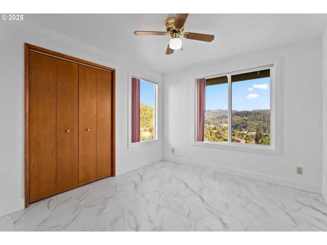 9 Ne SPYGLASS Loop, Roseburg, OR 97470