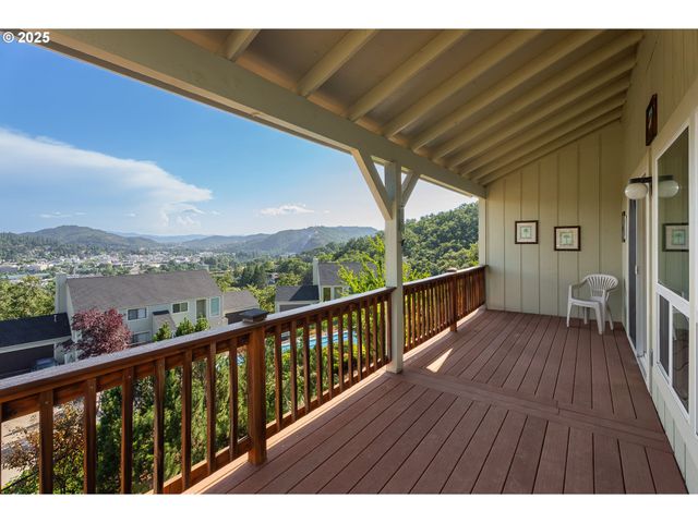 9 Ne SPYGLASS Loop, Roseburg, OR 97470