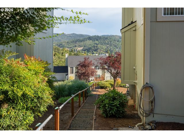 9 Ne SPYGLASS Loop, Roseburg, OR 97470