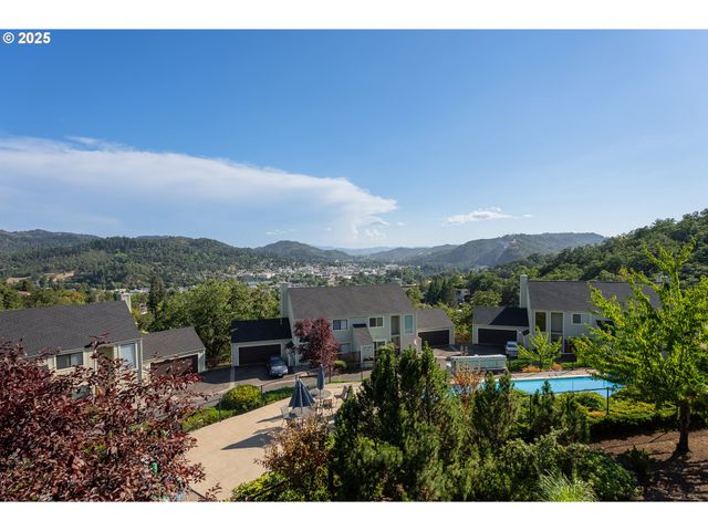 9 Ne SPYGLASS Loop, Roseburg, OR 97470