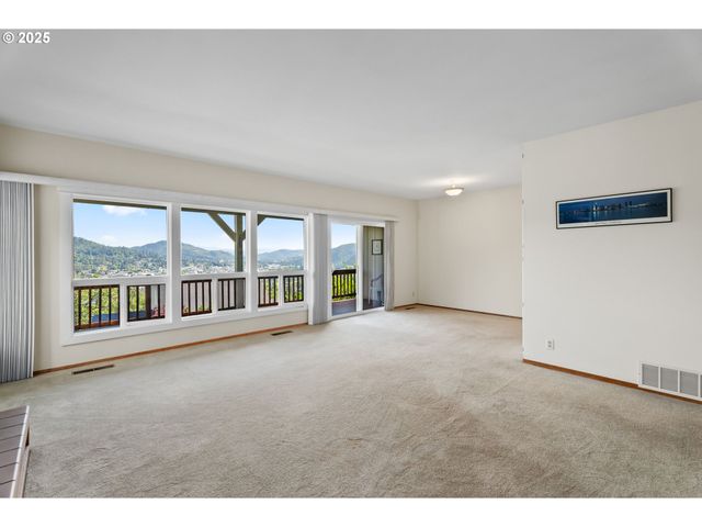9 Ne SPYGLASS Loop, Roseburg, OR 97470