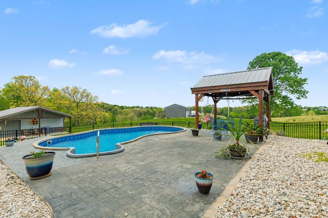 1560 Fairfield Rd, Westmoreland, TN 37186