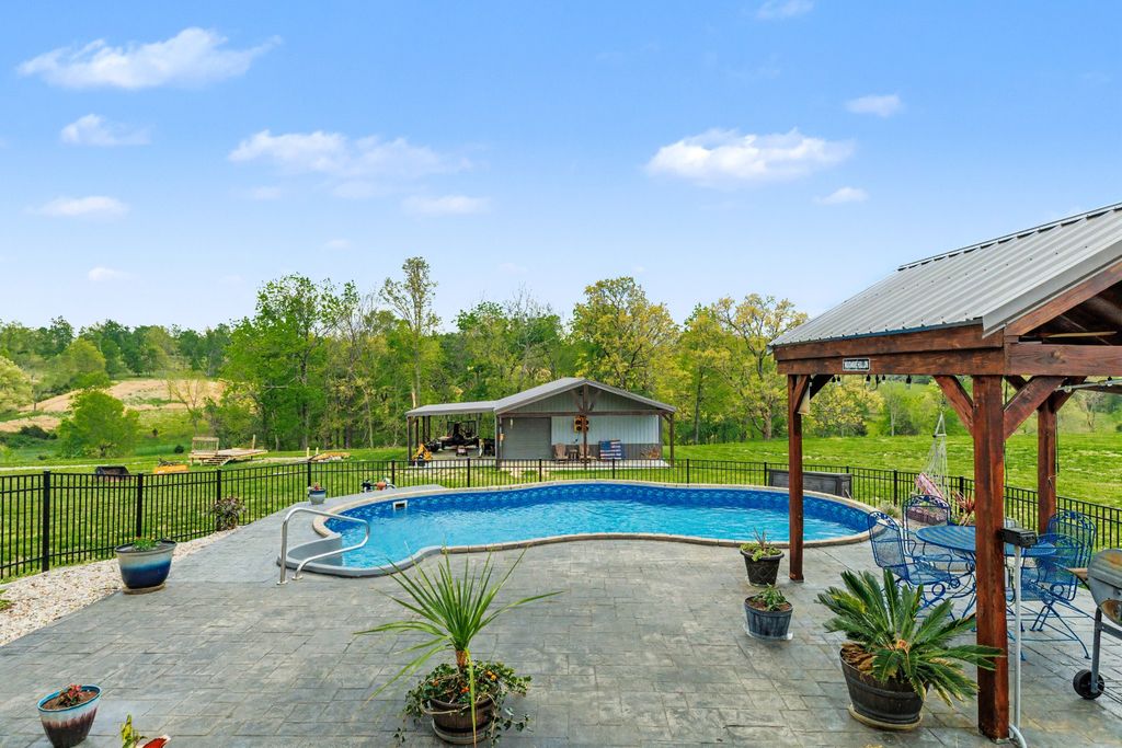 1560 Fairfield Rd, Westmoreland, TN 37186
