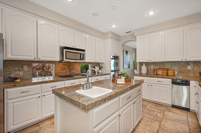 6813 Helstone Ct, Rocklin, CA 95677