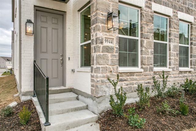 9944 Hennings Street, Irving, TX 75063