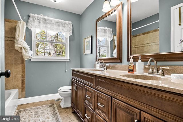 725 CORNWALLIS DR, Mount Laurel, NJ 08054