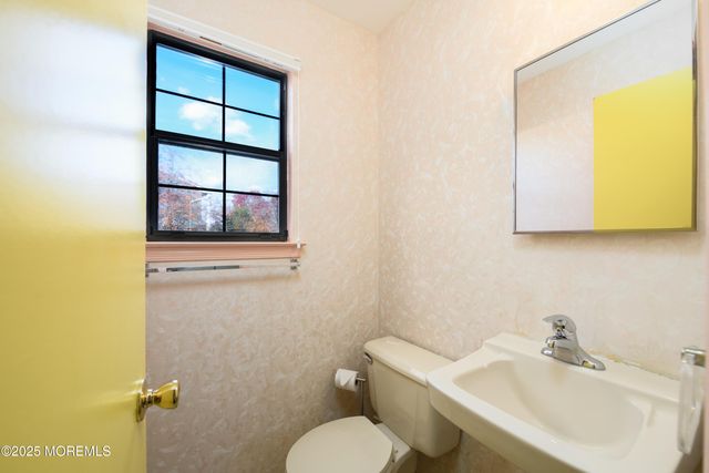 85 Starlight Road, Howell, NJ 07731