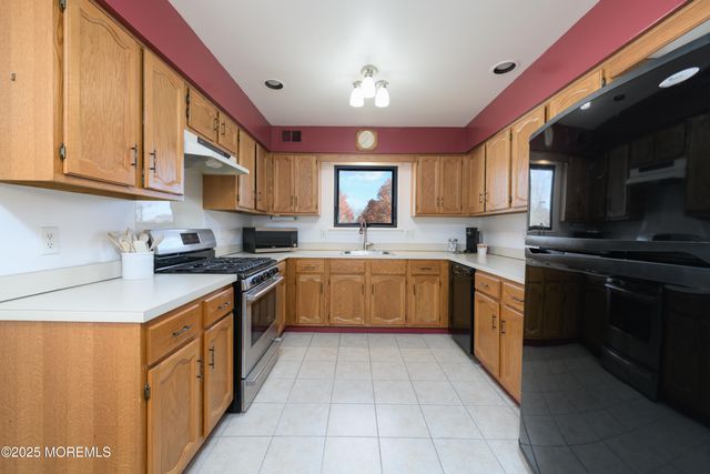 85 Starlight Road, Howell, NJ 07731