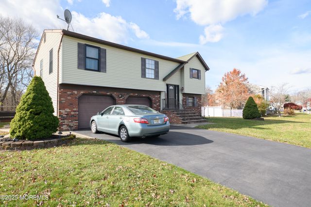 85 Starlight Road, Howell, NJ 07731