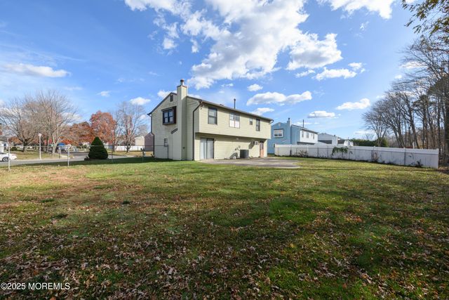 85 Starlight Road, Howell, NJ 07731