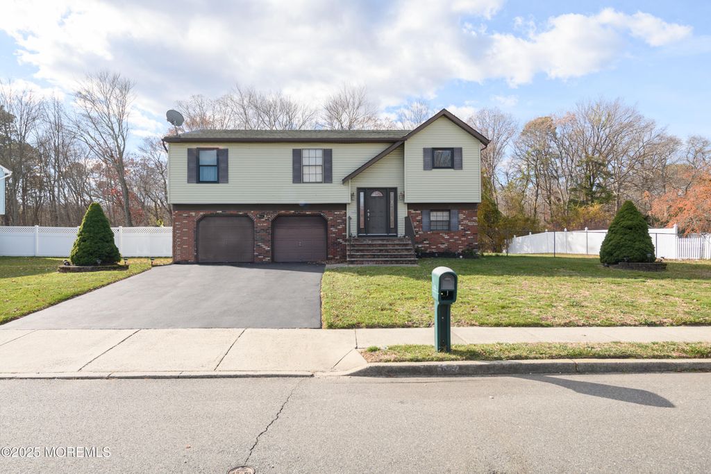 85 Starlight Road, Howell, NJ 07731