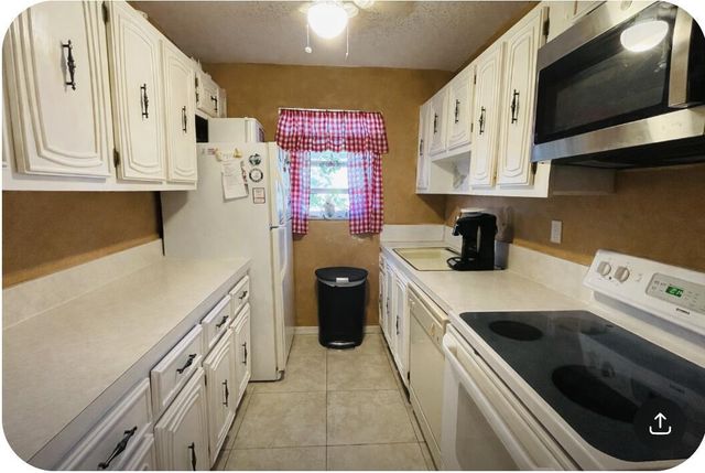 910 South Drive B, Delray Beach, FL 33445