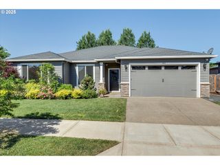 1059 S WALNUT St, Canby, OR 97013