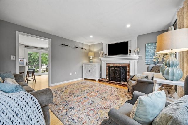 2 Bettys Neck Rd, Lakeville, MA 02347