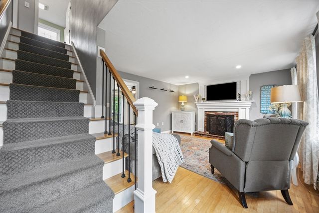 2 Bettys Neck Rd, Lakeville, MA 02347