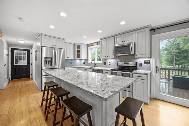 2 Bettys Neck Rd, Lakeville, MA 02347