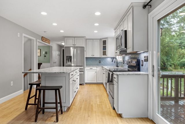 2 Bettys Neck Rd, Lakeville, MA 02347