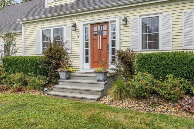 2 Bettys Neck Rd, Lakeville, MA 02347